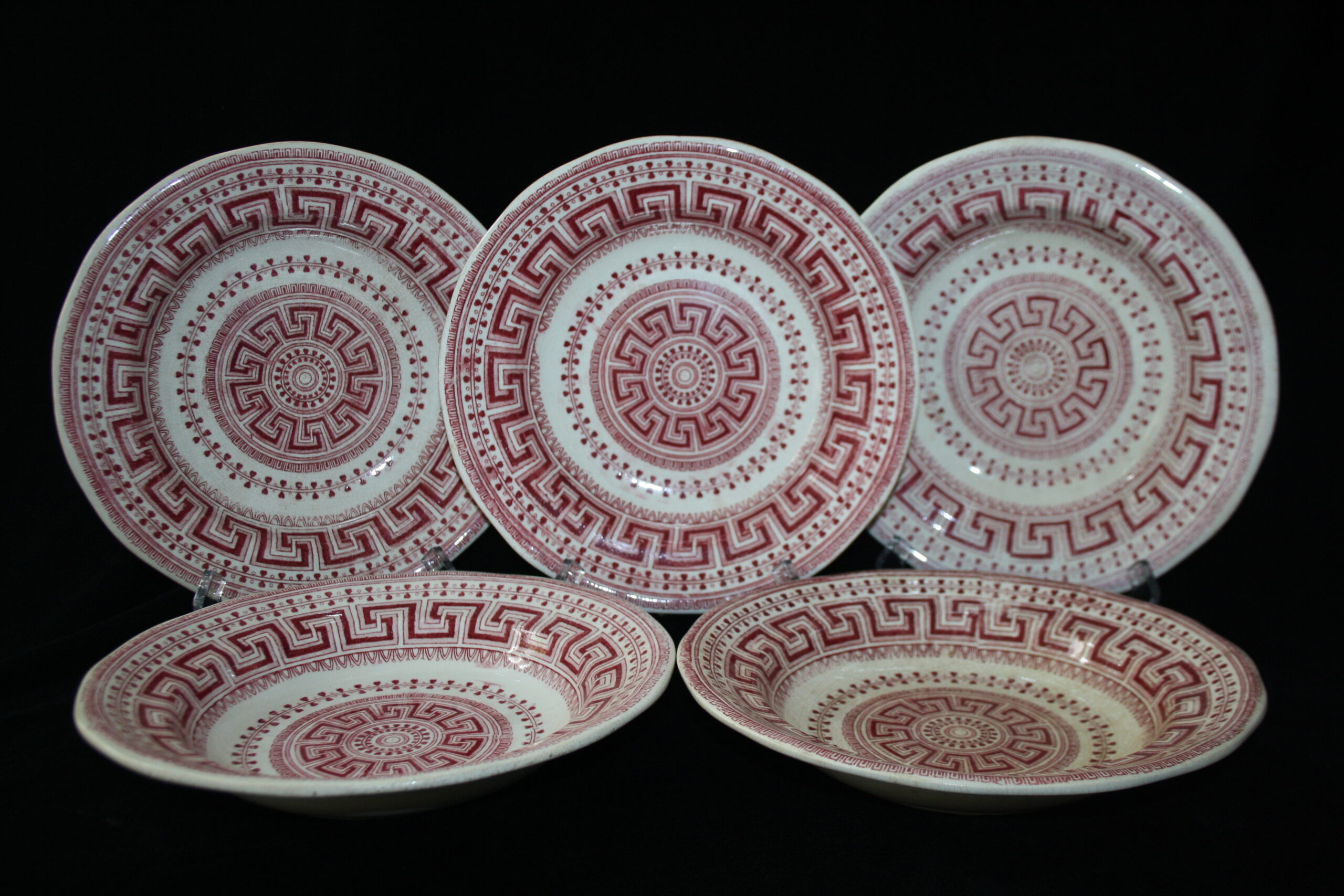 Set of 5 Petrus Regout Maastricht décor Goudkust red on white soup