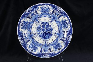 A02012 – A very large blue and white wall plate... 